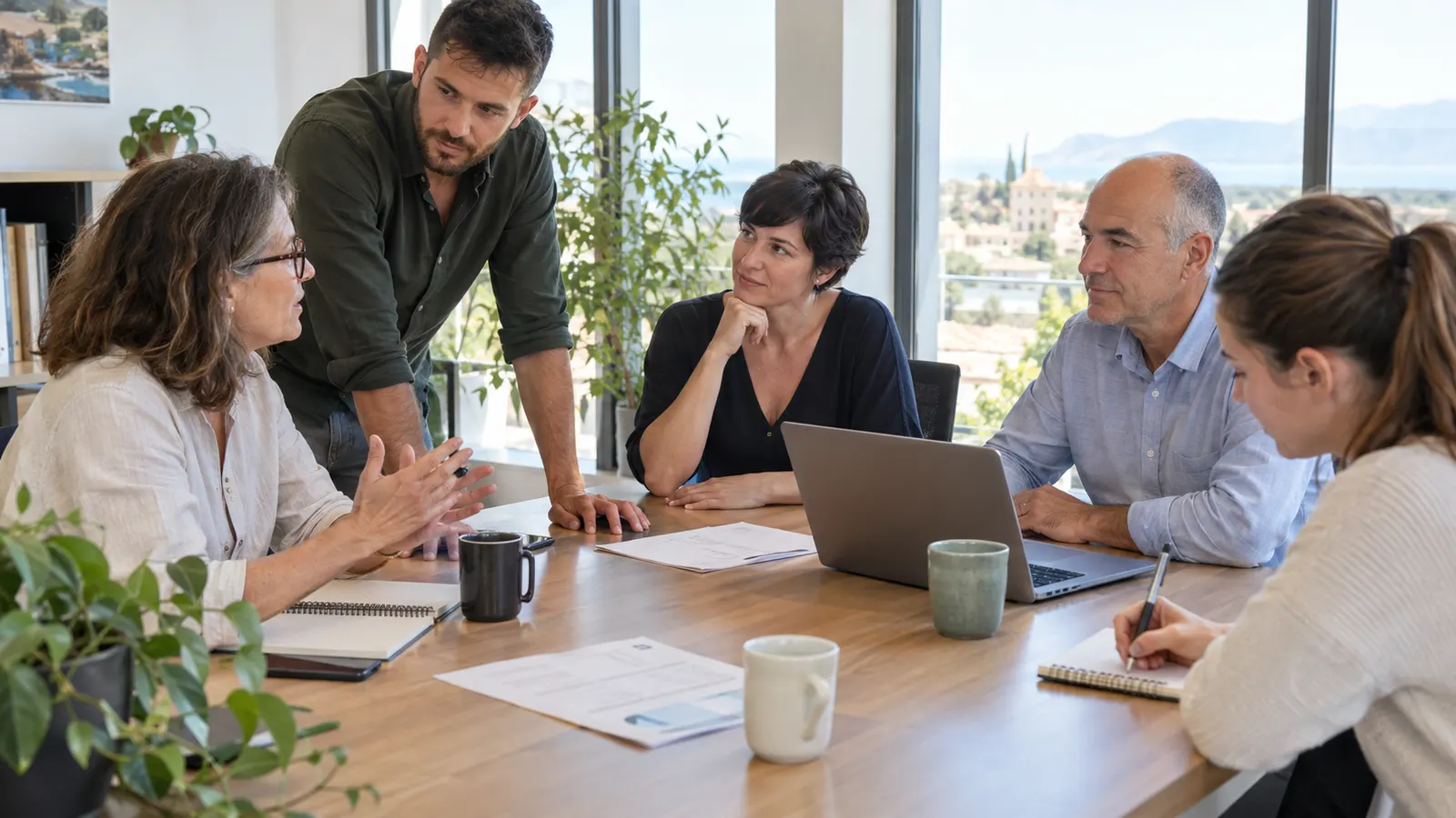 Equipo de una empresa de Mallorca conversando alrededor de una mesa