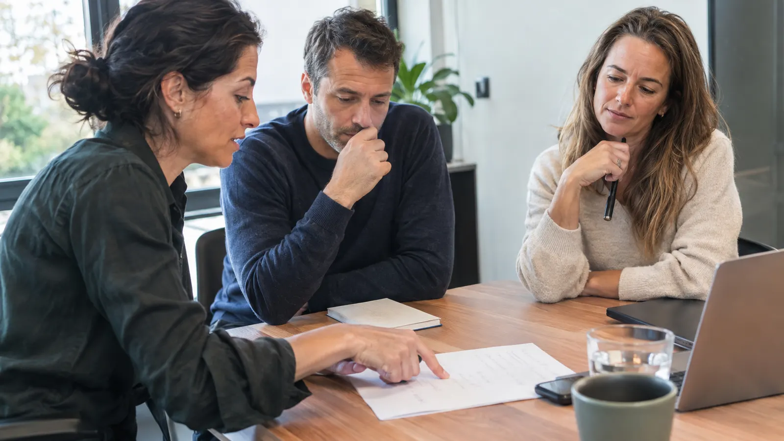 Equipo de dirección revisando un documento sobre el propósito de la empresa