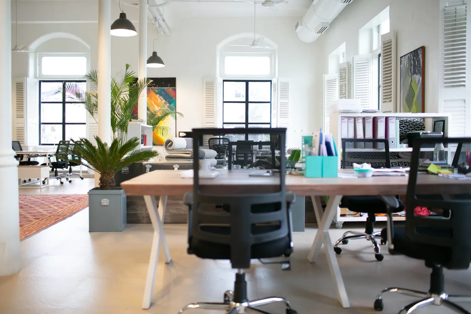 Oficina con puestos de trabajo vacíos, reflejo de la rotación de personal