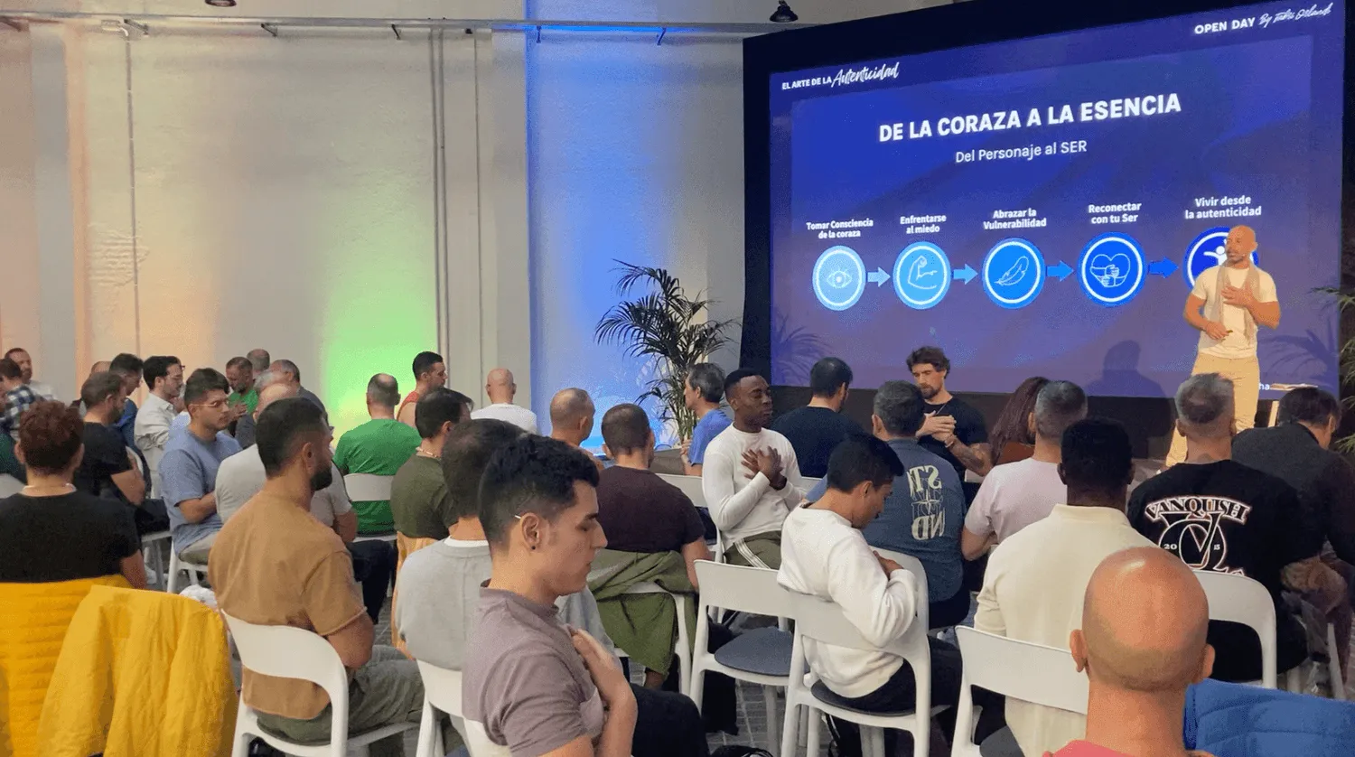 Andoni Dharma, conferenciante en Mallorca, durante su charla «De la coraza a la esencia»